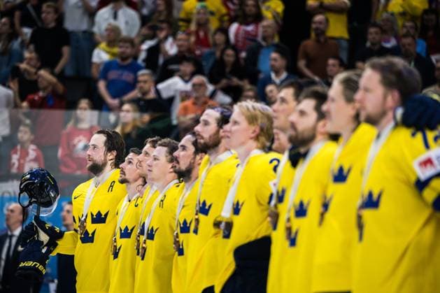 240526 Victor Hedman and Erik Karlsson of Sweden with team mates after the 2024 IIHF Ice Hockey World Championship bronze medal game between Sweden and Canada on May 26, 2024 in Prague Photo Maxim Thore BILDBYRAN kod MT MT0605 ishockey ice hockey ishockey vm sweden canada 2024 iihf ice hockey world championship bbeng bronsmatch sverige kanada  Copyright: MAXIMxTHORE BB240526MT097