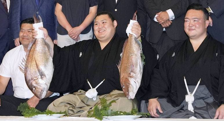 Bilder des Jahres 2024, Sport 05 Mai Sport Themen der Woche KW21 Sport Bilder des Tages Sumo: Summer tournament Onosato (C) celebrates after winning the 15-day Summer Grand Sumo Tournament on its final day on May 26, 2024, at Tokyo s Ryogoku Kokugikan.  A14AA0002919262P