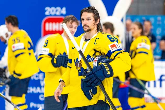 PRAGUE, CZECH REPUBLIC MAY 26 Erik Karlsson of Sweden wearing his bronze medal after 2024 IIHF Ice Hockey World Championship Czechia Third Place Match between Sweden and Canada at Prague Arena on May 26, 2024 in Prague, Czech Republic Prague Prague Arena Czech Republic Copyright: xJustPictures.ch JarixPestelaccix jp-en-EuSpIm-JP4_JAR_Sweden_Canada_26May_2024195