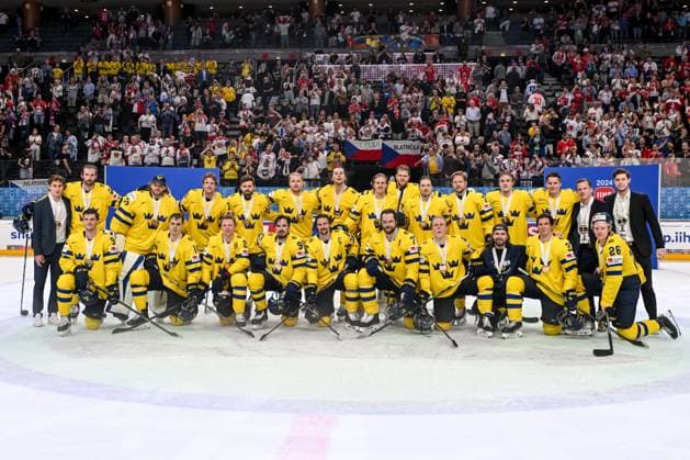 PRAGUE, CZECH REPUBLIC MAY 26 Sweden celebrate winning the bronze medal during 2024 IIHF Ice Hockey World Championship Czechia Third Place Match between Sweden and Canada at Prague Arena on May 26, 2024 in Prague, Czech Republic Prague Prague Arena Czech Republic Copyright: xJustPictures.ch AndreaxBrancax jp-en-EuSpIm-AB_26052024_DSC_8797