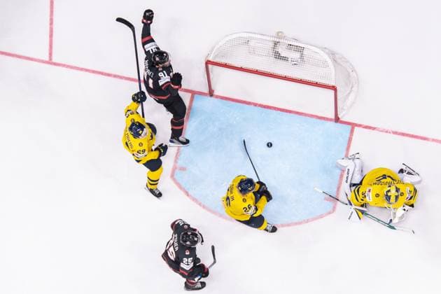 240526 John Tavares of Canada celebrates after the 1 2 goal while Pontus Holmberg, Rasmus Dahlin and goaltender Filip Gustavsson of Sweden look dejected during the 2024 IIHF Ice Hockey World Championship bronze medal game between Sweden and Canada on May 26, 2024 in Prague Photo Maxim ThorÃ BILDBYRAN kod MT MT0605 ishockey ice hockey ishockey vm sweden canada 2024 iihf ice hockey world championship bbeng bronsmatch Sverige Kanada jubel depp  Copyright: MAXIMxTHORE BB240526MT139