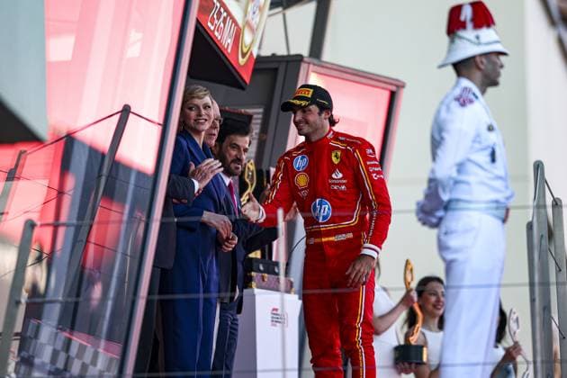 SAINZ Carlos (spa), Scuderia Ferrari SF-24 Albert II Grimaldi Prince of Monaco on podium during the Formula 1 Grand Prix de Monaco 2024, 8th round of the 2024 Formula One World Championship, WM, Weltmeisterschaft from May 23 to 26, 2024 on the Circuit de Monaco, in Monaco - F1 - MONACO GRAND PRIX 2024 DPPI Panoramic  240526_R08_MONACO_DP_EA027544