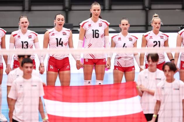 VOLLEYBALL - CEV Golden League, AUT vs UKR SCHWECHAT,AUSTRIA,26.MAY.24 - VOLLEYBALL - CEV European Golden League, ladies, Austria vs Ukraine. Image shows the team of AUT during the hymn.  GEPAxpictures xArminxRauthner