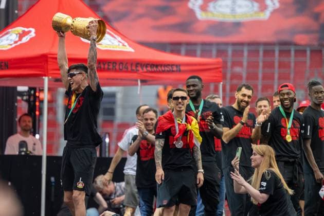 GER, 1 FBL, Bayer 04 Leverkusen Coming Home 26 05 2024 Saison 2023 24, Meisterschaftsfeier DFB Pokalfeier 26 05 2024, Bay Arena, Leverkusen, GER, 1 FBL, Bayer 04 Leverkusen Coming Home Meisterschaftsfeier DFB Pokalfeier Im Bild Piero Hincapie Bayer 04 Leverkusen, 03 mit Schale und Pokal vor der Mannschaft, Emotionen, Jubel Jubel jubeln jubeln Gestik, Mimik, Emotionen nordphotoxGmbHxx xDenkinger nph00015