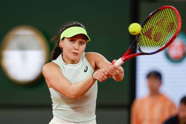 26 05 2024 Tennis, French Open 2024 Roland Garros, FRA, Paris, Women™s Singles Court Philippe Chatrier FIRST ROUND Eva Lys GER Caroline Garcia FRA Picture from left Eva Lys GER plays a backhand Copyright: HMBxMedia AntonioxBorga