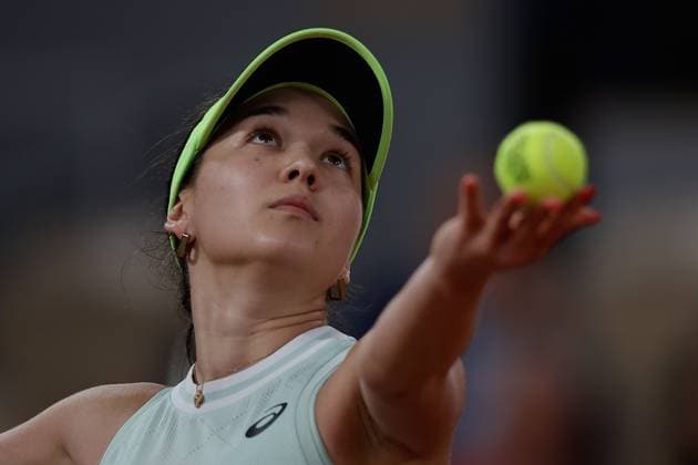 26 05 2024 Tennis, French Open 2024 Roland Garros, FRA, Paris, Women™s Singles Court Philippe Chatrier FIRST ROUND Eva Lys GER Caroline Garcia FRA Picture from left Eva Lys GER makes a serve Copyright: HMBxMedia AntonioxBorga