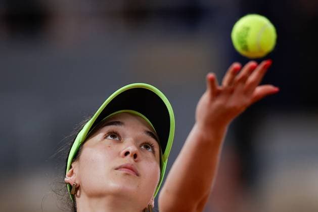 26 05 2024 Tennis, French Open 2024 Roland Garros, FRA, Paris, Women™s Singles Court Philippe Chatrier FIRST ROUND Eva Lys GER Caroline Garcia FRA Picture from left Eva Lys GER makes a serve Copyright: HMBxMedia AntonioxBorga