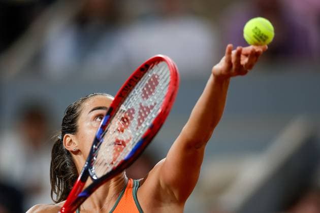 26 05 2024 Tennis, French Open 2024 Roland Garros, FRA, Paris, Women™s Singles Court Philippe Chatrier FIRST ROUND Eva Lys GER Caroline Garcia FRA Picture from left Caroline Garcia FRA makes a serve Copyright: HMBxMedia AntonioxBorga