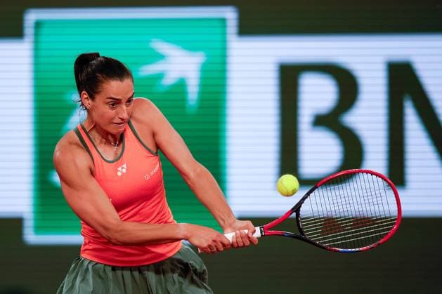 26 05 2024 Tennis, French Open 2024 Roland Garros, FRA, Paris, Women™s Singles Court Philippe Chatrier FIRST ROUND Eva Lys GER Caroline Garcia FRA Picture from left Caroline Garcia FRA plays a backhand Copyright: HMBxMedia AntonioxBorga
