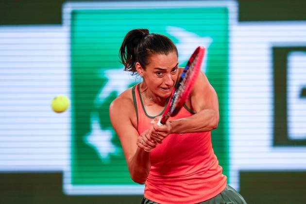 26 05 2024 Tennis, French Open 2024 Roland Garros, FRA, Paris, Women™s Singles Court Philippe Chatrier FIRST ROUND Eva Lys GER Caroline Garcia FRA Picture from left Caroline Garcia FRA plays a backhand Copyright: HMBxMedia AntonioxBorga