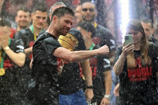 Sport Bilder des Tages 26.05.2024, xjrdrx, Fussball 1.Bundesliga, Bayer 04 Leverkusen - Meister und Pokalfeier 2024 emspor, v.l. Bayer Leverkusen, Fans, Trainer Xabi Alonso (Bayer Leverkusen) (DFL DFB REGULATIONS PROHIBIT ANY USE OF PHOTOGRAPHS as IMAGE SEQUENCES and or QUASI-VIDEO) Leverkusen *** 26 05 2024, xjrdrx, Soccer 1 Bundesliga, Bayer 04 Leverkusen Champions and Cup Celebration 2024 emspor, v l Bayer Leverkusen, Fans, Coach Xabi Alonso Bayer Leverkusen DFL DFB REGULATIONS PROHIBIT ANY USE OF PHOTOGRAPHS as IMAGE SEQUENCES and or QUASI VIDEO Leverkusen