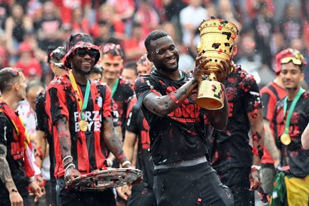 Bilder des Jahres 2024, Sport 05 Mai Sport Themen der Woche KW21 26.05.2024, xjrdrx, Fussball 1.Bundesliga, Bayer 04 Leverkusen - Meister und Pokalfeier 2024 emspor, v.l. Edmond Tapsoba (Bayer Leverkusen) mit der Meisterschale Victor Boniface (Bayer Leverkusen) mit dem DFB Pokal (DFL DFB REGULATIONS PROHIBIT ANY USE OF PHOTOGRAPHS as IMAGE SEQUENCES and or QUASI-VIDEO) Leverkusen *** 26 05 2024, xjrdrx, Fußball 1 Bundesliga, Bayer 04 Leverkusen Meister und Pokalfeier 2024 emspor, v l Edmond Tapsoba Bayer Leverkusen with the Meisterschale Victor Boniface Bayer Leverkusen with the DFB Pokal DFL DFB REGULATIONS PROHIBIT ANY USE OF PHOTOGRAPHS as IMAGE SEQUENCES and or QUASI VIDEO Leverkusen