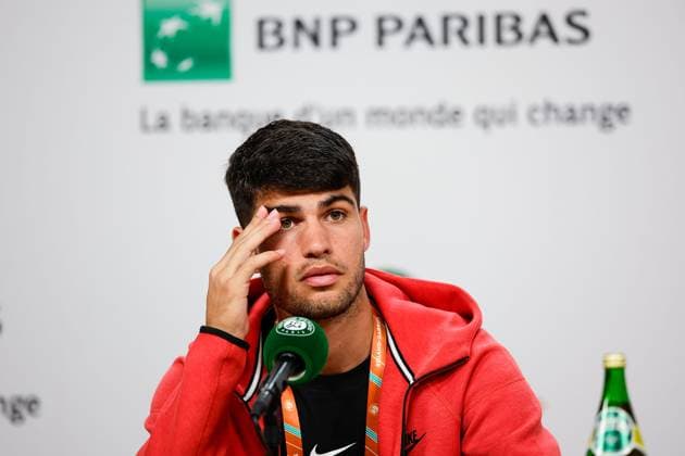26 05 2024 Tennis, French Open 2024 Roland Garros, FRA, Paris, Men™s Singles Court Philippe Chatrier FIRST ROUND J J Wolf USA Carlos Alcaraz SPA Picture from left Carlos Alcaraz SPA Press conference pensive Copyright: HMBxMedia AntonioxBorga