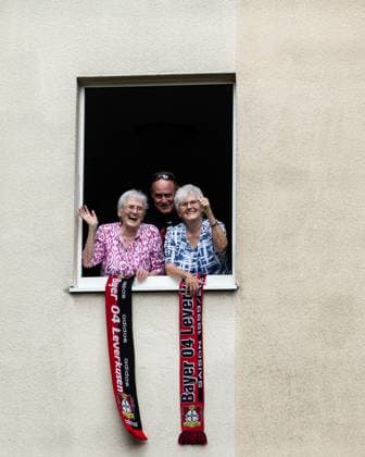 Sport Themen der Woche KW21 Sport Bilder des Tages COMING HOME: Bayer 04 Leverkusen, Meisterfeier; 26.05.2024. Frauen mit den Schalen von Bayer 04 Leverkusen, Fenster in einer Gebäude neben dem Stadion COMING HOME: Bayer 04 Leverkusen, Meisterfeier; Leverkusen, BayArena; 26.05.2024. *** COMING HOME Bayer 04 Leverkusen, championship celebration 26 05 2024 Women with the shells of Bayer 04 Leverkusen, window in a building next to the stadium COMING HOME Bayer 04 Leverkusen, championship celebration Leverkusen, BayArena 26 05 2024 Copyright: xBEAUTIFULxSPORTS Buriakovx