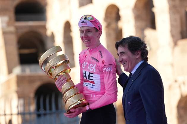 Poga& x10d;ar Tadej (Team Uae Emirates) pink jersey on the podium with Urbano Cairo during the stage 21 of the of the Giro d Italia from Rome to Rome, Italy. Sunday, May 26, 2024 cycling  Copyright: xGianxMattiaxD Albertox xLaPressex