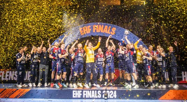 Bilder des Jahres 2024, Sport 05 Mai Sport Themen der Woche KW21 Sport Bilder des Tages 26.05.2024, Handball, Herren, Europaen League, Final Four 2024, EHF, Finale, Füchse Berlin - SG Flensburg-Handewitt Die Spieler der SG Flensburg-Handewitt feiern den Gewinn des Europapokals. Bei der Siegerehrung. Hamburg Barclays Arena Hamburg Deutschland *** 26 05 2024, Handball, Men, Europaen League, Final Four 2024, EHF, Final, Füchse Berlin SG Flensburg Handewitt SG Flensburg Handewitt players celebrate winning the European Cup at the award ceremony Hamburg Barclays Arena Hamburg Germany