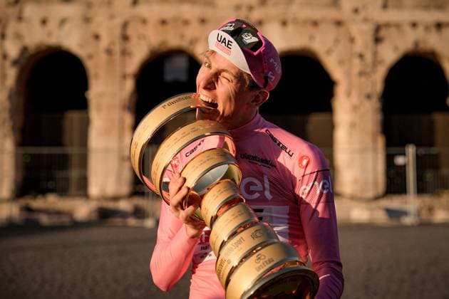Bilder des Jahres 2024, Sport 05 Mai Pogacar Tadej (Team Uae Emirates) pink jersey, winner of 107th Giro d™Italia, tour of Italy cycling race, pose in front of Closseum in Rome with Trofeo Senza Fine, Sunday, May 26, 2024. - cycling .  Copyright: xMarcoxAlpozzi LaPressex