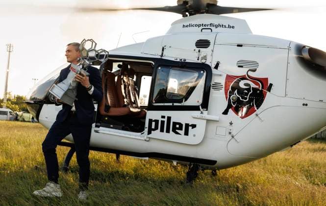 Sport Themen der Woche KW21 Sport Bilder des Tages Helicopter with Pro League Cup - Jupiler Pro League Champions Play-Off BRUGGE, BELGIUM - MAY 26 : Parys Lorin, CEO Pro League in the Pro League helicopter with the trophy during the Jupiler Pro League Champions Play-off matches between Club Brugge v Cercle Brugge on May 26, 2024 in Brugge, Belgium, 26 05 2024 Brugge Belgium  Copyright: xVdux