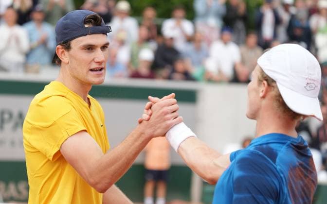 Jack Draper congratulates Jesper de Jong after losing to the qualifier in five sets French Open Tennis, Day 1, Tennis, Roland Garros, Paris, France - 26 May 2024  Copyright: xJavierxGarcia Shutterstockx 14496647ci