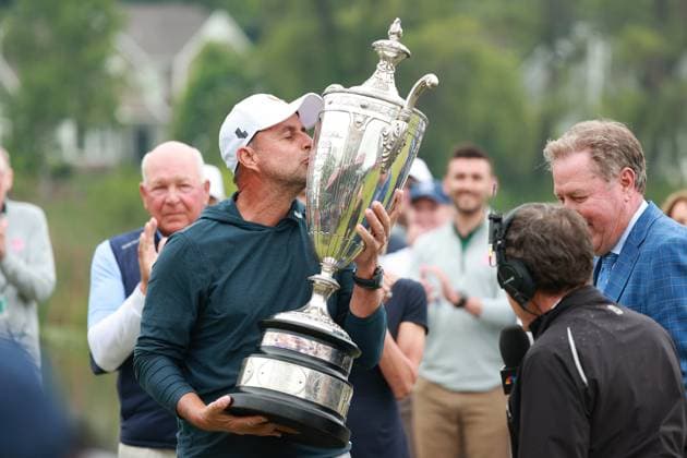 Bilder des Jahres 2024, Sport 05 Mai Sport Themen der Woche KW21 KitchenAid Senior PGA, Golf Herren Championship Richard Bland of England kisses the trophy after winning the KitchenAid Senior PGA Championship at Harbor Shores Resort in Benton Harbor, Michigan, USA, on Sunday, May 26,2024. Benton Harbor Michigan United States  Copyright: xJorgexLemusx originalFilename:lemus-kitchena240526_npupA.jpg