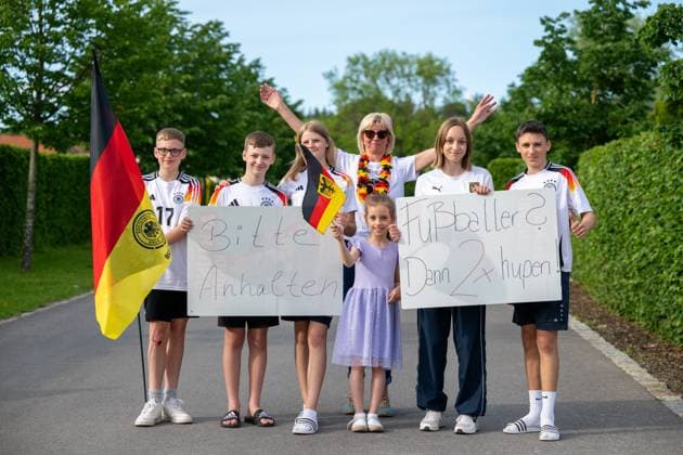 Arrival DFB team comes together in Blankenhain 20240526 The German senior mens national team came together today in Blankenhain in Thuringia to prepare for the European Home Championship in the next few days until 31 May 2024 By the evening, the national players had arrived at the Spa GolfResort Weimarer Land and were welcomed by numerous fans There were also one or two autographs