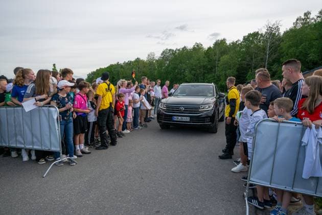 Arrival DFB team comes together in Blankenhain 20240526 The German senior mens national team came together today in Blankenhain in Thuringia to prepare for the European Home Championship in the next few days until 31 May 2024 By the evening, the national players had arrived at the Spa GolfResort Weimarer Land and were welcomed by numerous fans There were also one or two autographs