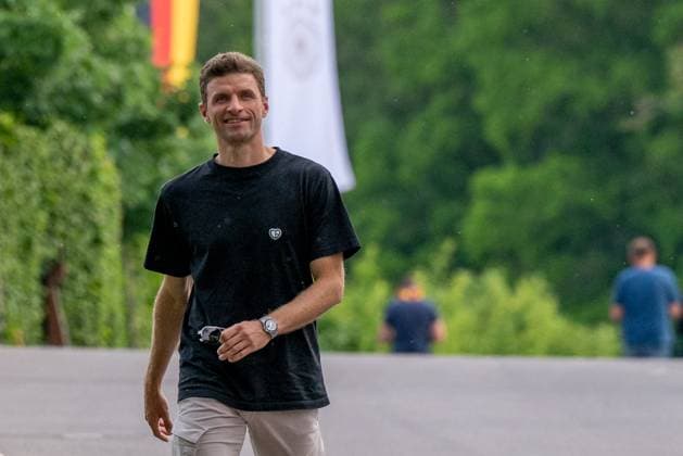 Arrival DFB team comes together in Blankenhain 20240526 In the picture Thomas Müller The German senior mens national team came together today in Blankenhain in Thuringia to prepare for the home European Championship in the next few days until 31 May 2024 By the evening, the national players had arrived at the Spa GolfResort Weimarer Land and were welcomed by numerous fans There were also one or two autographs
