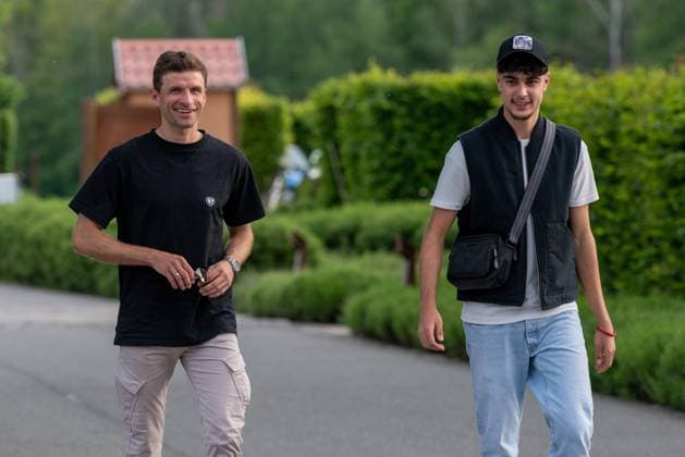 Arrival DFB team comes together in Blankenhain 20240526 In the picture Thomas Müller The German senior mens national team came together today in Blankenhain in Thuringia to prepare for the home European Championship in the next few days until 31 May 2024 By the evening, the national players had arrived at the Spa GolfResort Weimarer Land and were welcomed by numerous fans There were also one or two autographs