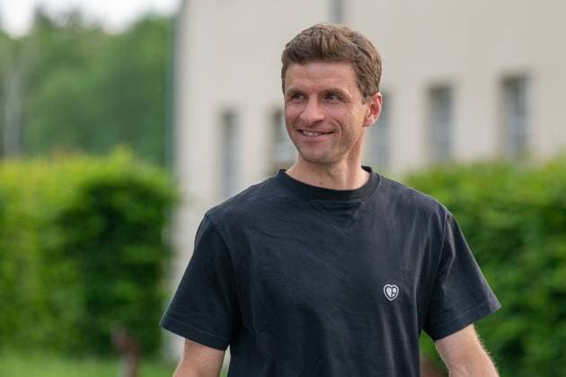 Arrival DFB team comes together in Blankenhain 20240526 In the picture Thomas Müller The German senior mens national team came together today in Blankenhain in Thuringia to prepare for the home European Championship in the next few days until 31 May 2024 By the evening, the national players had arrived at the Spa GolfResort Weimarer Land and were welcomed by numerous fans There were also one or two autographs