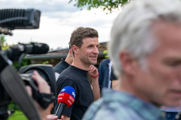 Arrival DFB team comes together in Blankenhain 20240526 In the picture Thomas Müller The German senior mens national team came together today in Blankenhain in Thuringia to prepare for the home European Championship in the next few days until 31 May 2024 By the evening, the national players had arrived at the Spa GolfResort Weimarer Land and were welcomed by numerous fans There were also one or two autographs