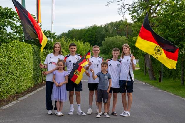 Arrival DFB team comes together in Blankenhain 20240526 The German senior mens national team came together today in Blankenhain in Thuringia to prepare for the European Home Championship in the next few days until 31 May 2024 By the evening, the national players had arrived at the Spa GolfResort Weimarer Land and were welcomed by numerous fans There were also one or two autographs