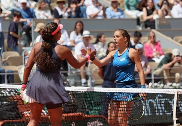 Naomi Osaka of Japan and Lucia Bronzetti of Italy shake hands at the end of their first round match of the French Tennis Open at Roland Garros in Paris, France, on Sunday, May 26, 2024. Osaka won 6-1, 4-6, 7-5.  PAR20240526108 MAYAxVIDON-WHITE