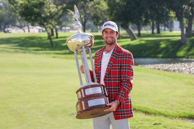 Bilder des Jahres 2024, Sport 05 Mai Sport Themen der Woche KW21 Sport Bilder des Tages FORT WORTH, TX - MAY 26: Davis Riley (USA) poses with the trophy after winning the Charles Schwab Challenge on May 26, 2024 at Colonial Country Club in Fort Worth, TX. (Photo by George Walker Icon Sportswire) GOLF: MAY 26 PGA, Golf Herren Charles Schwab Challenge EDITORIAL USE ONLY Icon240526097