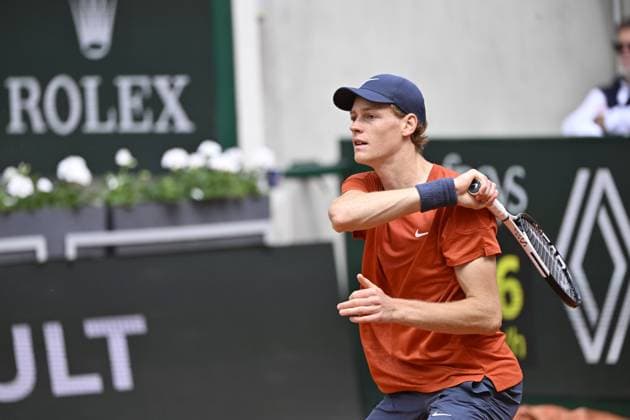 Tennis : Roland Garros 2024 - Arbitrage - Jannik Sinner - Italie Tennis : Roland Garros 2024 - France - 27 05 2024 ChrysleneCaillaud Panoramic 