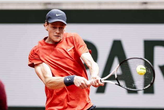 Sport Bilder des Tages TENNIS - French Open 2024 PARIS,FRANCE,27.MAY.24 - TENNIS - ATP, Tennis Herren World Tour, French Open, Roland Garros, Grand Slam. Image shows Jannik Sinner (ITA).  GEPAxpictures xPatrickxSteiner