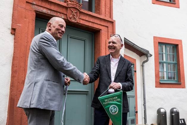 DFB training camp kick-off press conference 27 05 2024 Wolfgang Tiefensee Thuringia Minister of Economic Affairs and Bernd Neuendorf DFB President exchange pennants DFB training camp kick-off press conference Blankenhain, Blankenhain Castle on 27 05 2024 Copyright: xBEAUTIFULxSPORTS Wunderlx