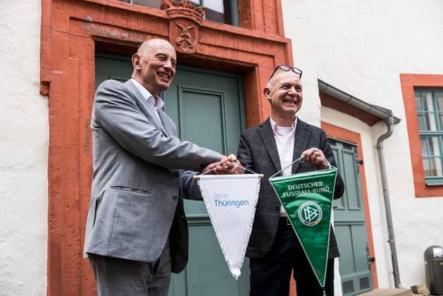 DFB training camp kick-off press conference 27 05 2024 Wolfgang Tiefensee Thuringia Minister of Economic Affairs and Bernd Neuendorf DFB President exchange pennants DFB training camp kick-off press conference Blankenhain, Blankenhain Castle on 27 05 2024 Copyright: xBEAUTIFULxSPORTS Wunderlx