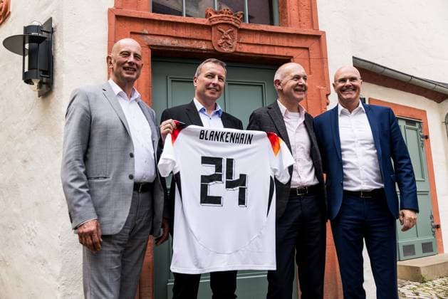 DFB training camp kick-off press conference 27 05 2024 Wolfgang Tiefensee Minister of Economic Affairs Thuringia , Jens Kramer Mayor Blankenhain , Bernd Neuendorf DFB President and Andreas Krey Managing Director LEG Thuringia pose with the current DFB jersey DFB training camp kick-off press conference Blankenhain, Blankenhain Castle on 27 05 2024 Copyright: xBEAUTIFULxSPORTS Wunderlx