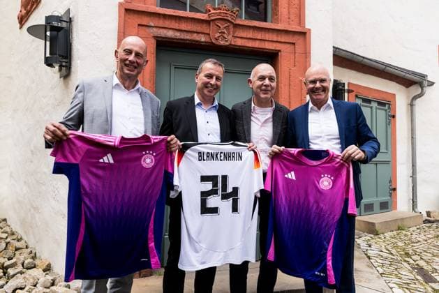 DFB training camp kick-off press conference 27 05 2024 Wolfgang Tiefensee Minister of Economic Affairs Thuringia , Jens Kramer Mayor Blankenhain , Bernd Neuendorf DFB President and Andreas Krey Managing Director LEG Thuringia pose with the current DFB jersey DFB training camp kick-off press conference Blankenhain, Blankenhain Castle on 27 05 2024 Copyright: xBEAUTIFULxSPORTS Wunderlx