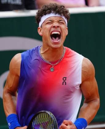 Ben Shelton celebrates a fourth set break before a second rain interruption of the match French Open Tennis, Day 2, Tennis, Roland Garros, Paris, France - 27 May 2024  Copyright: xJavierxGarcia Shutterstockx 14506169a