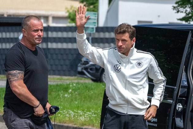 20240527 The two players of the DFB Elf A team, Thomas Müller and Chris Führich, visited the Blankenhain food bank on 27 May 2024 Together they handed out goods and fulfilled numerous autograph requests before driving back to the camp at the Weimarer Land Spa golf resort after about an hour and traveling on to Jena for public training in the afternoon