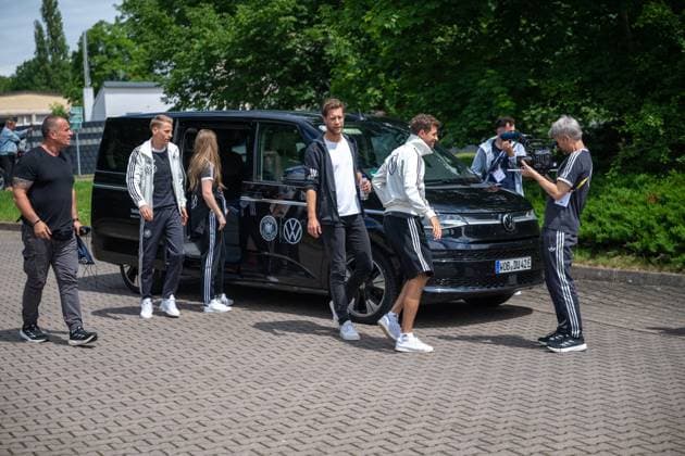 20240527 The two players of the DFB Elf A team, Thomas Müller and Chris Führich, visited the Blankenhain food bank on 27 May 2024 Together they handed out goods and fulfilled numerous autograph requests before driving back to the camp at the Weimarer Land Spa golf resort after about an hour and traveling on to Jena for public training in the afternoon