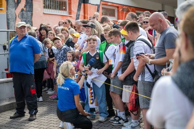 20240527 The two players of the DFB Elf A team, Thomas Müller and Chris Führich, visited the Blankenhain food bank on 27 May 2024 Together they handed out goods and fulfilled numerous autograph requests before driving back to the camp at the Weimarer Land Spa golf resort after about an hour and traveling on to Jena for public training in the afternoon