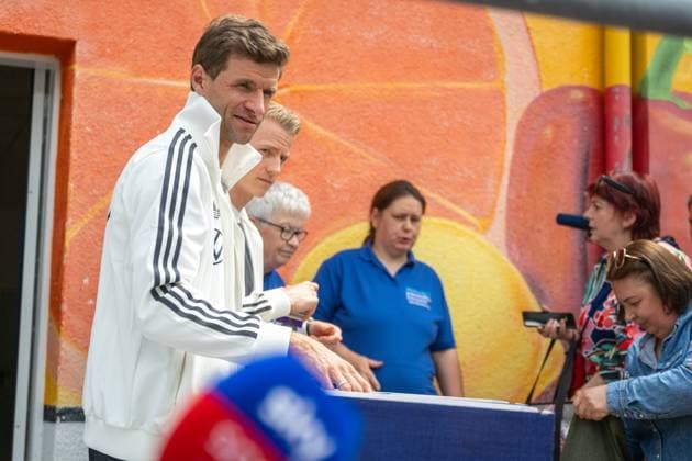 20240527 The two players of the DFB Elf A team, Thomas Müller and Chris Führich, visited the Blankenhain food bank on 27 May 2024 Together they handed out goods and fulfilled numerous autograph requests before driving back to the camp at the Weimarer Land Spa golf resort after about an hour and traveling on to Jena for public training in the afternoon