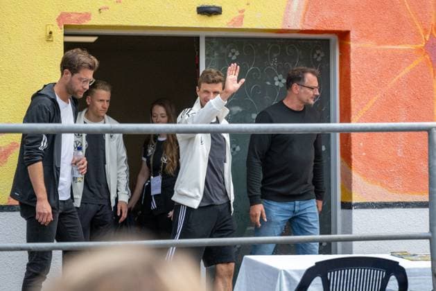 20240527 The two players of the DFB Elf A team, Thomas Müller and Chris Führich, visited the Blankenhain food bank on 27 May 2024 Together they handed out goods and fulfilled numerous autograph requests before driving back to the camp at the Weimarer Land Spa golf resort after about an hour and traveling on to Jena for public training in the afternoon
