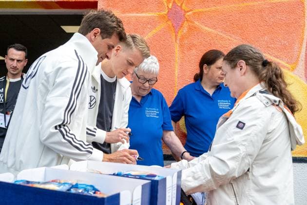 20240527 The two players of the DFB Elf A team, Thomas Müller and Chris Führich, visited the Blankenhain food bank on 27 May 2024 Together they handed out goods and fulfilled numerous autograph requests before driving back to the camp at the Weimarer Land Spa golf resort after about an hour and traveling on to Jena for public training in the afternoon
