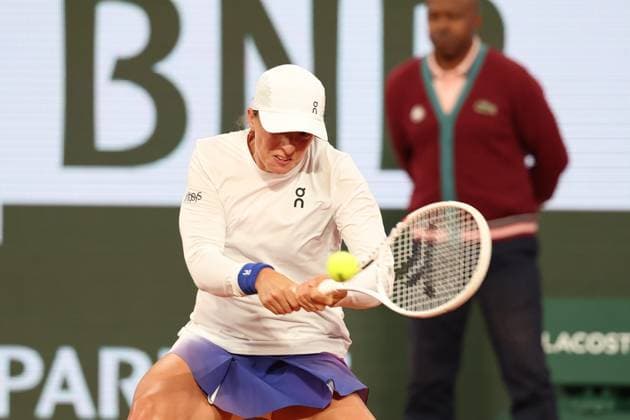 ROLAND GARROS 2024 Thierry Larret Maxppp. Tennis. Roland Garros 2024. Internationaux de France de tennis. Stade Roland Garros, Paris (75). Le 27 mai 2024.Court Philippe Chatrier : Court Philippe Chatrier : Iga SWIATEK (POL) vs Leolia JEANJEAN (FRA) PARIS (75) STADE ROLAND GARROS PARIS ILE DE FRANCE FRANCE  Copyright: xThierryxLarret MAXPPPxThierryxLarretx TL_20240527_0307 0481710575st