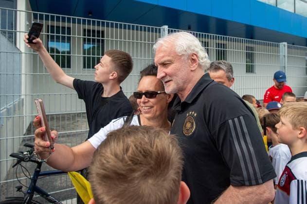 Soccer, men, season 2023 2024, German national team, European Championship preparation, public training in Jena, in the picture director national team Rudi Völler German soccer federation takes photos with fans, 27 05 2024, Copyright: xSebastianxRäppold MatthiasxKochx