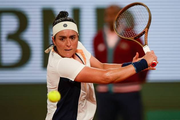 27 05 2024 Tennis, French Open 2024 Roland Garros, FRA, Court Philippe Chatrier Women First ROUND Sachia Vickery Ons Jabeur Tunisia Picture from left Ons Jabeur Tunisia plays a backhand Copyright: HMBxMedia AntonioxBorga