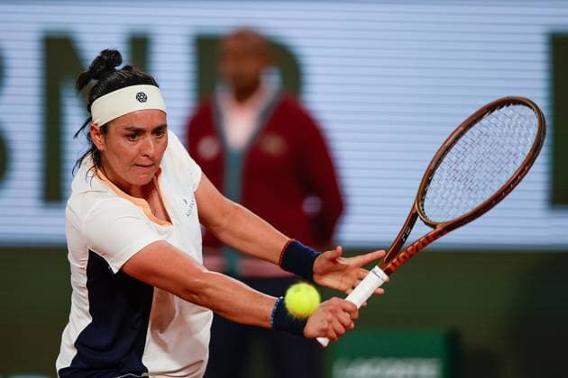 27 05 2024 Tennis, French Open 2024 Roland Garros, FRA, Court Philippe Chatrier Women First ROUND Sachia Vickery Ons Jabeur Tunisia Picture from left Ons Jabeur Tunisia plays a backhand Copyright: HMBxMedia AntonioxBorga